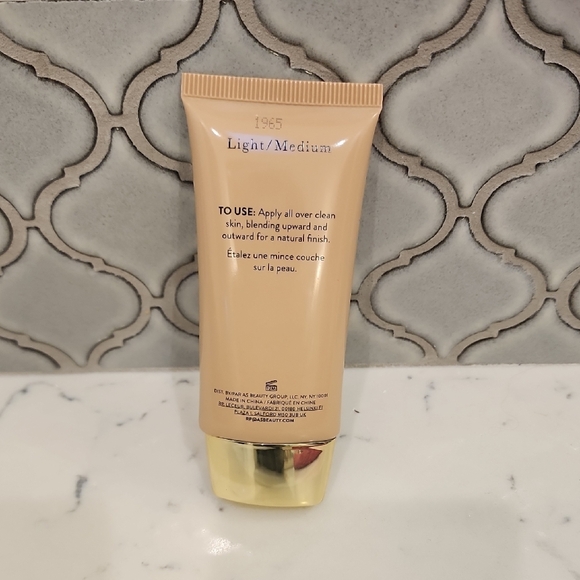 Laura Geller Quench-N-Tint Hydrating Moisturizer - Light/Medium - Picture 2 of 4